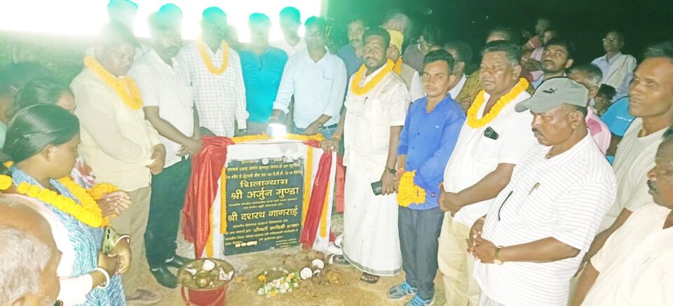 खरसावां:खरसावां के कुदासिंगी शिव मंदिर से खूंटपानी सीमा तक 32‐20 लाख से बनेगा पीसीसी पथ, विधायक ने किया शिलान्यास,सरकार सीमावर्ती गांवो के समग्र विकास के लिए प्रतिबद्व-गागराई… – Vananchal 24TV Live – वनांचल 24TV लाइव