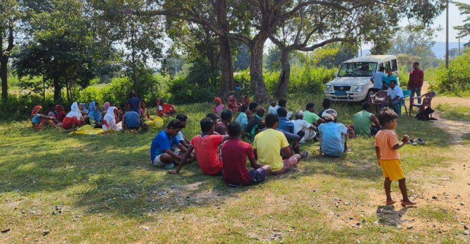 दुबराजपुर में अंचलाधिकारी ने की ,अधिग्रहित जमीन के रैयतों के साथ वार्ता…