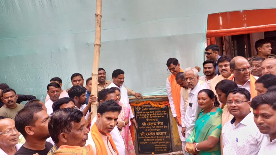 राँची :प्रधानमंत्री सड़क योजना का शिलान्यास सांसद संजय सेठ व खिजरी विधायक राजेश कच्छप ने संयुक्त रूप से किया…