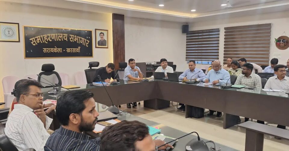 उपायुक्त की अध्यक्षता में स्वास्थ्य विभाग अंतर्गत संचालित योजनाओं की हुई समीक्षा बैठक; उपलब्ध संसाधनों का समुचित सदुपयोग कर लोगों को बेहतर स्वास्थ्य सुविधा उपलब्ध कराने एवं संस्थागत डिलीवरी बढ़ाने के दिए गए निर्देश . . . – Vananchal 24TV Live – वनांचल 24TV लाइव