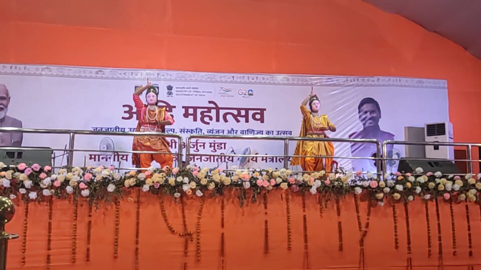SARAIKELA NEWS : आदि महोत्सव में छाया रजतेंदु कला निकेतन के छऊ का जलवा; झूमे दर्शक  . . .
