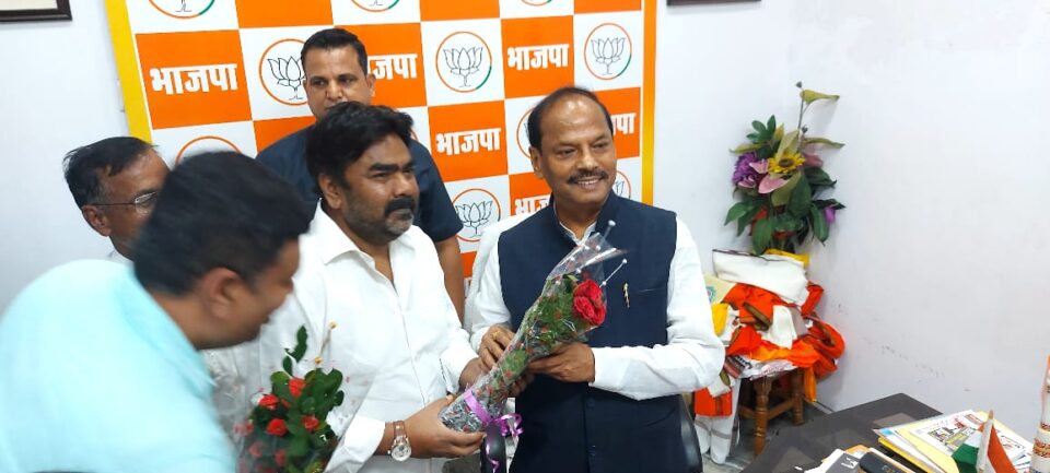 जमशेदपुर:रघुवर को सम्मानित करने जमशेदपुर पहुंचे दो पूर्व विधायक…
