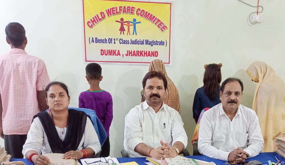 दुमका:सीडब्ल्यूसी के प्रयास से भाई बहन को मिला परिवार के साथ माता का भी प्यार दोनों पक्षों की कॉउन्सिल के पश्चात महिला भी राजी खुशी से सास ससुर के साथ गई ससुराल, बिखरा परिवार हुआ एकजुट… – Vananchal 24TV Live – वनांचल 24TV लाइव