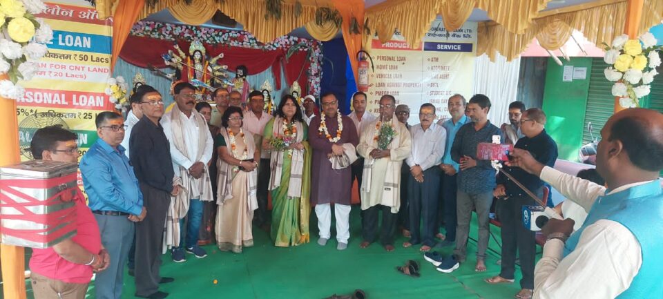 JSCB के तत्वाधान में बिष्टुपुर में  दुर्गा पूजा पंडाल का विधिवत उद्घाटन बैंक की चेयरमैन  विभा सिंह ने किया… – Vananchal 24TV Live – वनांचल 24TV लाइव