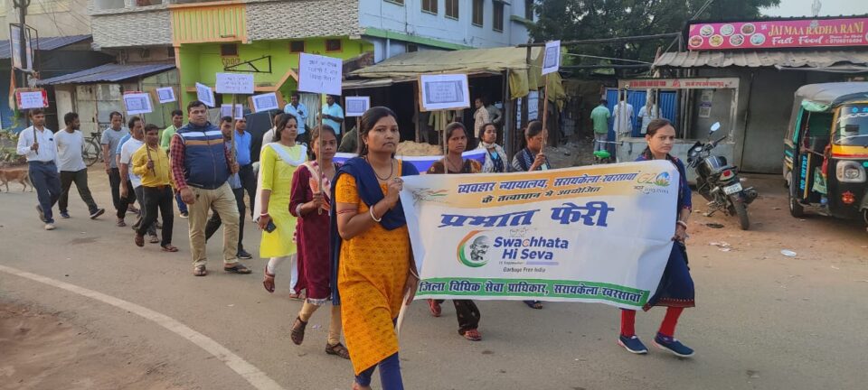 100 दिवसीय विधिक जागरूकता सह डोर टू डोर कार्यक्रम के तहत निकाली गई प्रभात फेरी…