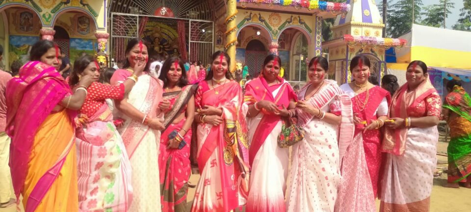 विजयादशमी पर सुहागिन महिलाओं ने किया सिंदूर खेला; एक दूसरे को सिंदूर लगाते हुए अखंड सौभाग्य की कामना की… – Vananchal 24TV Live – वनांचल 24TV लाइव
