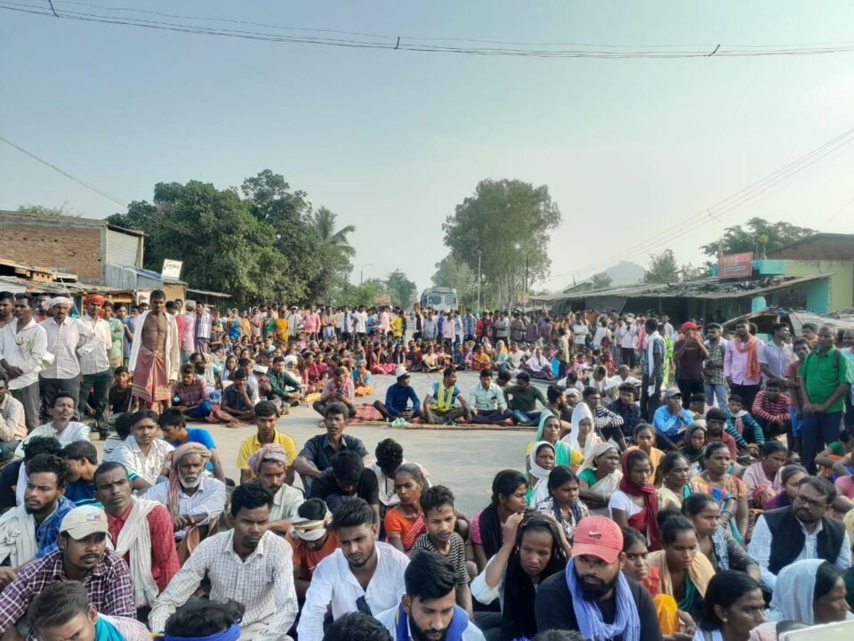 16 वर्षीय आदिवासी युवक को पीट-पीट कर किया हत्या, आदिवासीय संगठन हुआ एकजुट 48 घंटे के अन्दर हत्यारे की गिरफ्तारी की मांग, प्रदीप यादब ने मदद का दिया भरोसा, 30 अक्टुबर को पिड़ीत परिवार से मुलाकात करेंगें हेमंत सोरेन…. – Vananchal 24TV Live – वनांचल 24TV लाइव