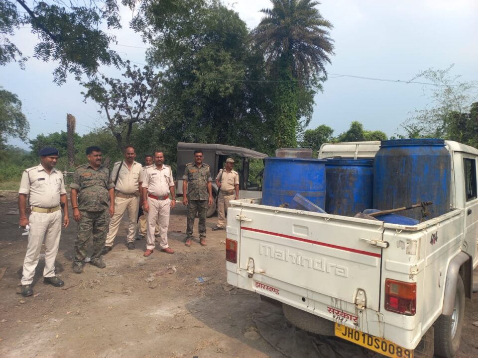 सरायकेला:उत्पाद विभाग द्वारा छापामारी कर 700 किलो जावा महुआ और शराब बरामद किया गया…