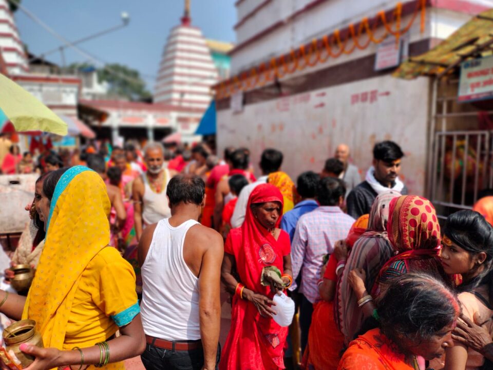 दुमका:शरद पूर्णिमा की अवसर पर बाबा बासुकीनाथ धाम में उमड़ी शिव भक्तों की भीड़…