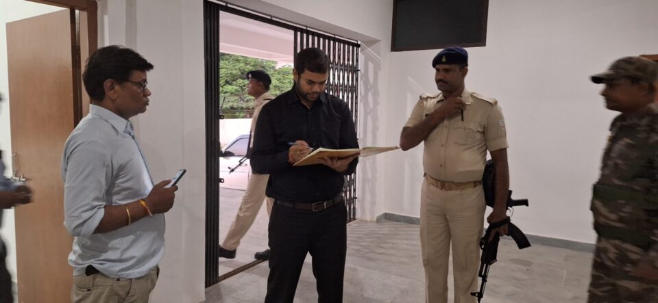 सरायकेला:जिला निर्वाचन पदाधिकारी सह उपायुक्त ने किया ईवीएम वेयरहाउस का मासिक निरीक्षण… – Vananchal 24TV Live – वनांचल 24TV लाइव