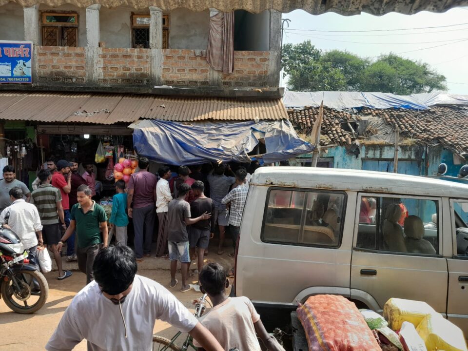 नोनीहाट : स्थानीय नोनीहाट में स्थित किराना दुकान से चोरों ने नकद समेत हजारों की संपत्ति चोरी कर ली