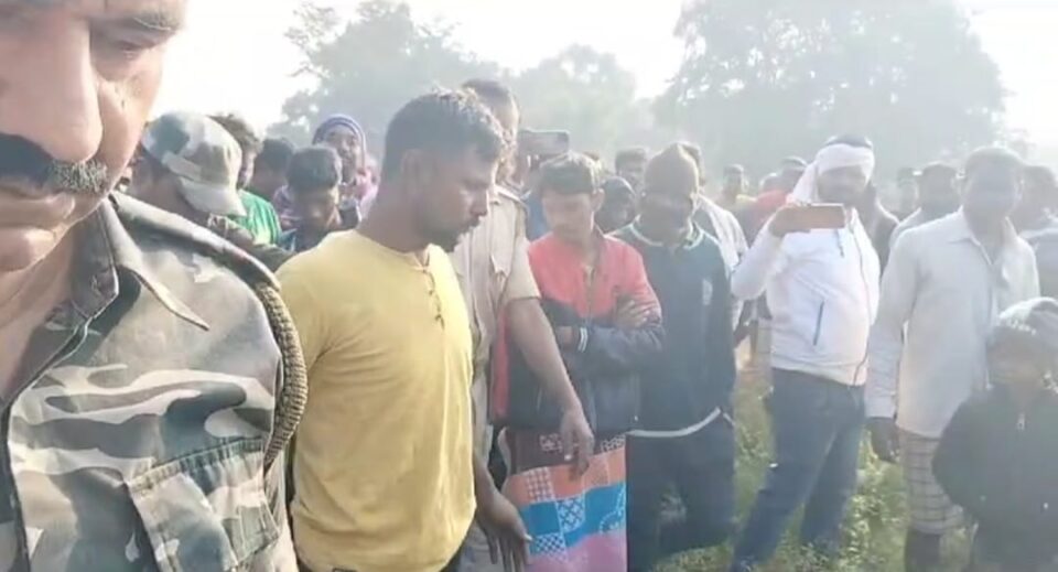 ग्रामीणों ने बैल चोरी करते एक को रंगेहाथ धरा; मौके से उसके दो साथी फरार होने में रहे सफल, धराए फकरे आलम को बैल के सामने बांधकर लिखित शिकायत के साथ सरायकेला थाने को सौंपा… – Vananchal 24TV Live – वनांचल 24TV लाइव