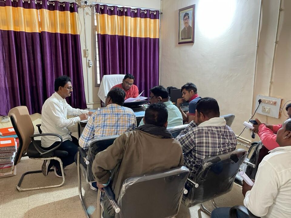 सरायकेला:झारखंड मुख्यमंत्री ग्राम गाड़ी योजना के सफल संचालन को लेकर जिला परिवहन पदाधिकारी ने की बैठक; बस संचालकों को विभाग द्वारा जारी दिशा निर्देशों (SOP) के अनुपालन करने सुनिश्चित करने के दिए गए निर्देश…