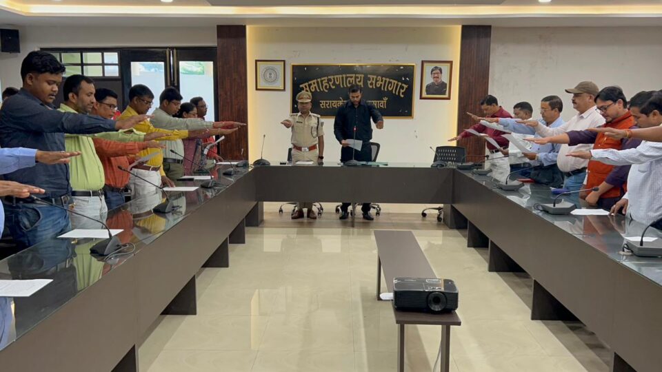 सरायकेला:राष्ट्रीय एकता दिवस के अवसर पर अधिकारियों एवं कर्मियों ने ली एकता शपथ…
