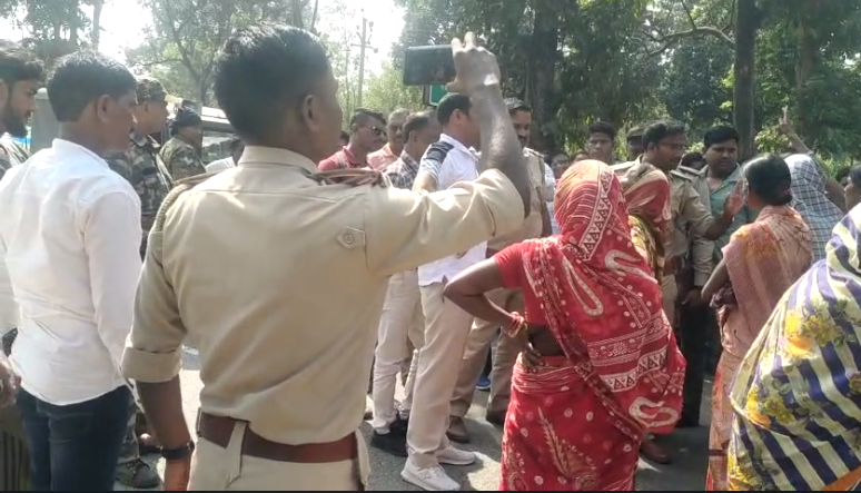चांडिल:हाथीयों के उपद्रव से परेशान ग्रामीणों ने करीब 6 घंटा किया सड़क जाम… – Vananchal 24TV Live – वनांचल 24TV लाइव