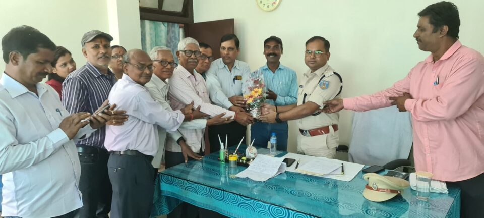 जमशेदपुर:दुर्गा पूजा शांतिपूर्ण ढंग से बीते जाने पर जिले के आरक्षी अधीक्षक विमल कुमार को वैश्य समन्वय समिति (भारत) ने पुष्प गुच्छ देकर सम्मानित किया और पांच सूत्री मांग पत्र सौपा… – Vananchal 24TV Live – वनांचल 24TV लाइव