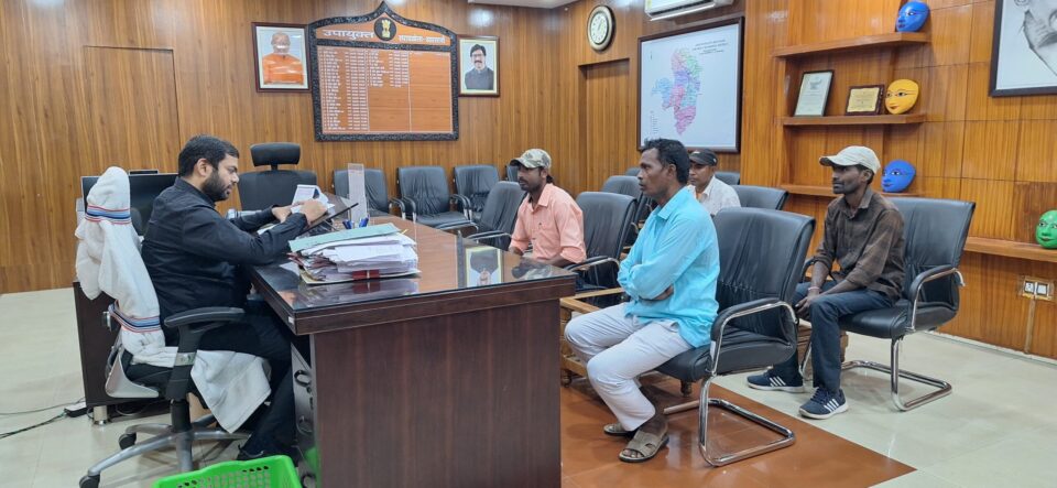 सरायकेला:उपायुक्त ने जनता दरबार के माध्यम से सुनी आमजनों की समस्याएं; प्राप्त समस्याओं शिकायतों का नियमानुसार निष्पादन हेतू सम्बन्धित पदाधिकारी को किया गया निर्देशित… – Vananchal 24TV Live – वनांचल 24TV लाइव