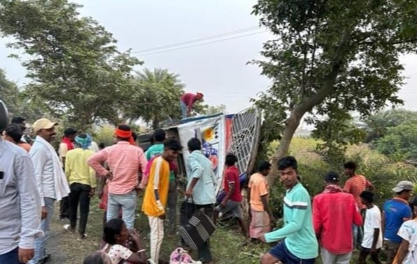 तेज रफ्तार बस अनियंत्रित होकर पलटा,आधे दर्जन से अधिक लोग घायल…