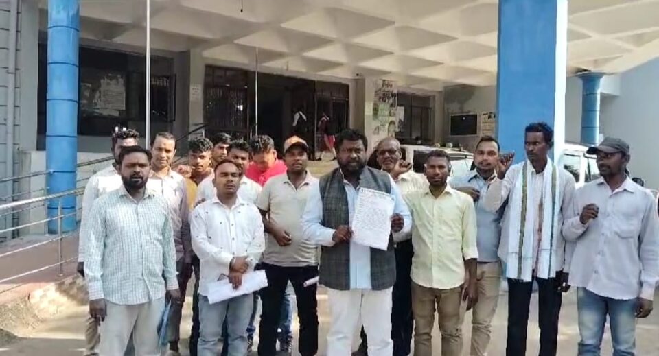 सरायकेला:शारदाबेड़ा-हुदू-डुमरा सड़क पुनर्निर्माण को लेकर संघर्ष समिति ने उपायुक्त को ज्ञापन सौंप निर्माण कार्य जल्द शुरू करने की मांग की… – Vananchal 24TV Live – वनांचल 24TV लाइव