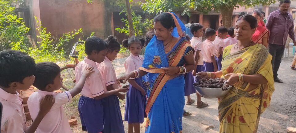 सरायकेला:सरकारी विद्यालयों में प्रधानमंत्री पोषण शक्ति निर्माण योजना के तहत स्कूली बच्चों में बंटा मड़ुवा का लड्डू; मध्याह्न भोजन के साथ स्कूली बच्चों ने मड़ुवा लड्डू का चखा स्वाद… – Vananchal 24TV Live – वनांचल 24TV लाइव