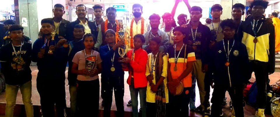 जूनियर टीम में अधिकतर आदित्यपुर क्षेत्र के खिलाड़ियों का हुआ था चयन… – Vananchal 24TV Live – वनांचल 24TV लाइव
