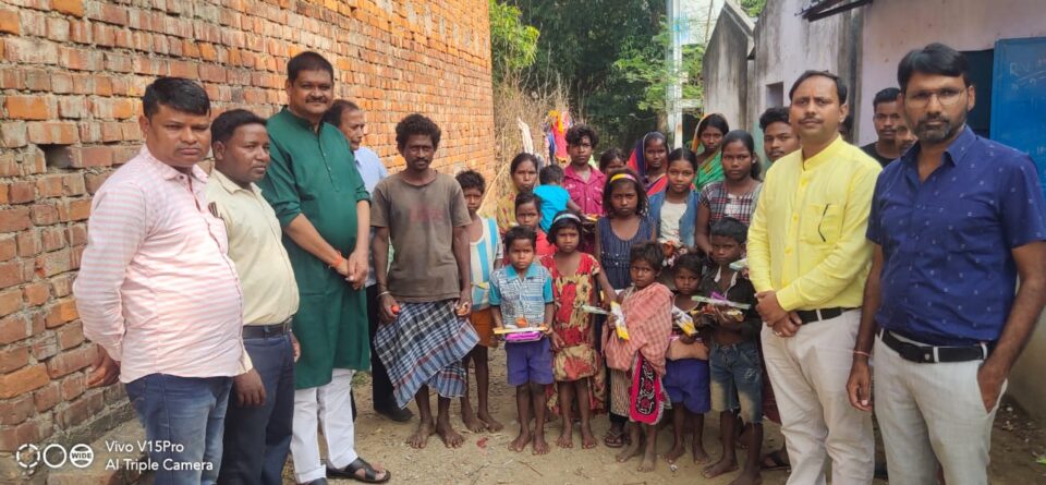 भाजपा नेता राजकुमार सिंह दीपावली का त्योहार गरीब जरूरतमंद सबर और आदिवासी बच्चों के साथ मनाया … – Vananchal 24TV Live – वनांचल 24TV लाइव