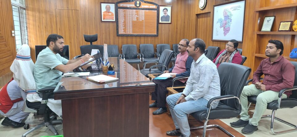 सरायकेला:उपायुक्त ने जनता दरबार के माध्यम से सुनी आमजनों की समस्याएं; प्राप्त समस्याओं शिकायतों का नियमानुसार निष्पादन हेतू सम्बन्धित पदाधिकारी को दिया निर्देश…