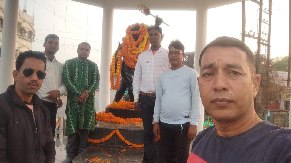 SARAIKELA : प्रशिक्षित सहायक अध्यापक संघ ने माल्यार्पण कर धरती आबा को किया नमन . . .