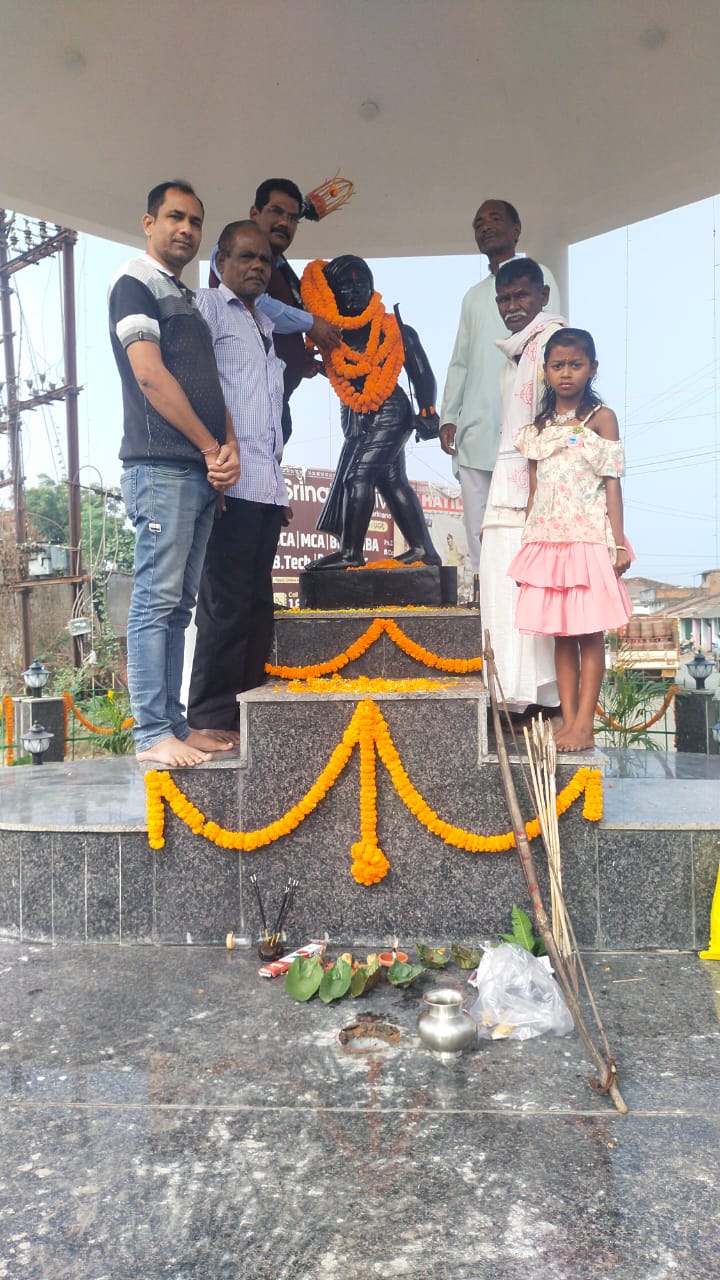 जयंती के अवसर पर सरायकेला आम पब्लिक की ओर से भगवान बिरसा मुंडा को किया गया माल्यार्पण . . . – Vananchal 24TV Live – वनांचल 24TV लाइव