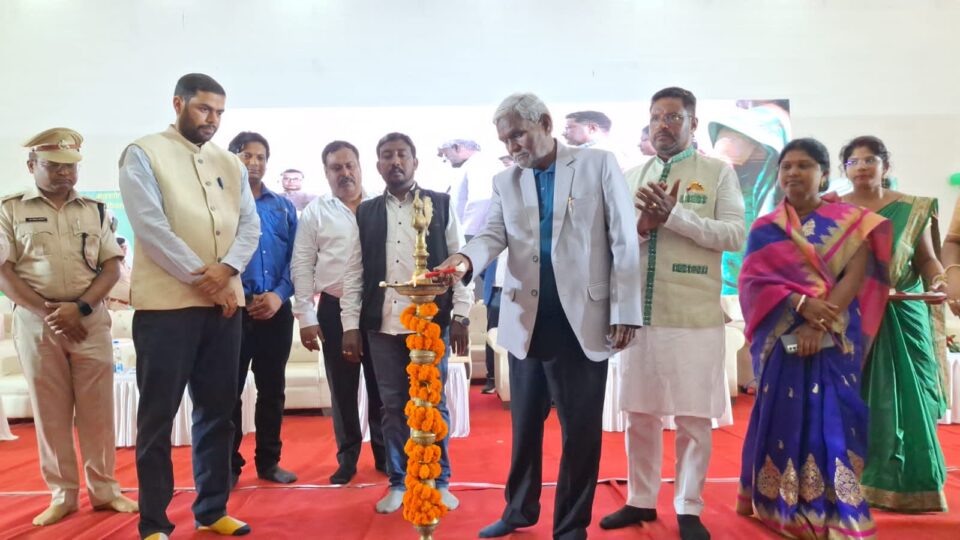 झारखंड राज्य स्थापना दिवस एवं भगवान बिरसा मुंडा के जयंती के अवसर पर काशी साहू कॉलेज सरायकेला में हुआ जिला स्तरीय कार्यक्रम का आयोजन; बतौर मुख्य अतिथि मंत्री चम्पाई सोरेन हुए उपस्थित। – Vananchal 24TV Live – वनांचल 24TV लाइव