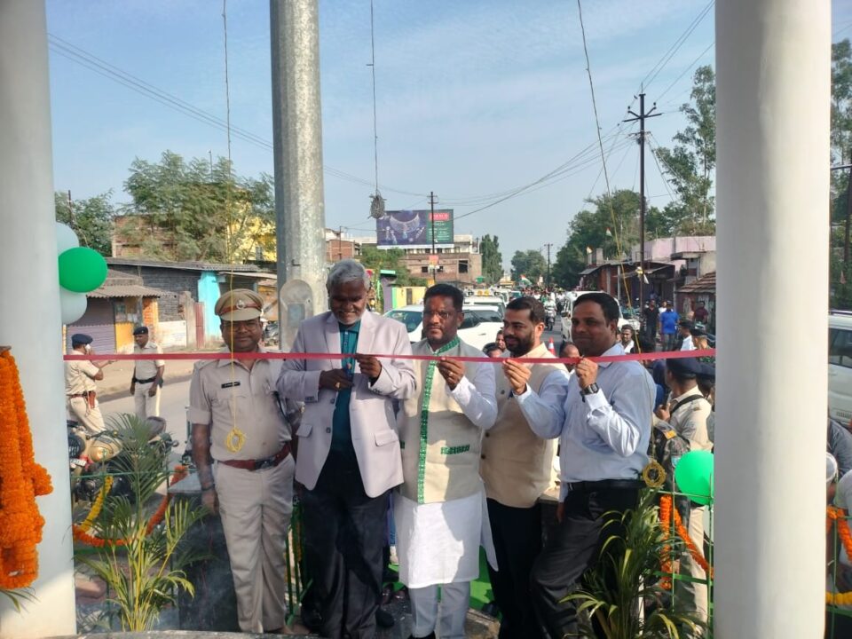 SARAIKELA : मंत्री चंपाई सोरेन ने बिरसा चौक पर नवनिर्मित भगवान बिरसा मुंडा की नई प्रतिमा का किया उद्घाटन . . .